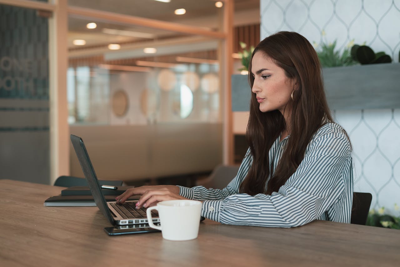 Best Anonymous Website Visitor Tracking Tools for 7-Figure DTC Brands in 2026